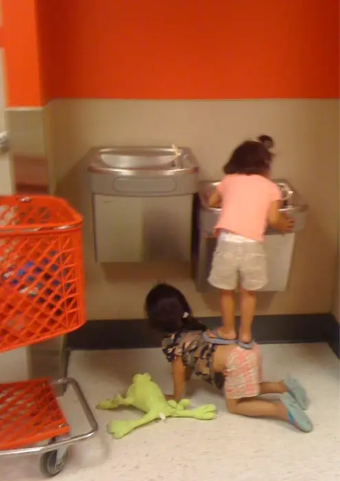 now thats teamwork little girls water fountain