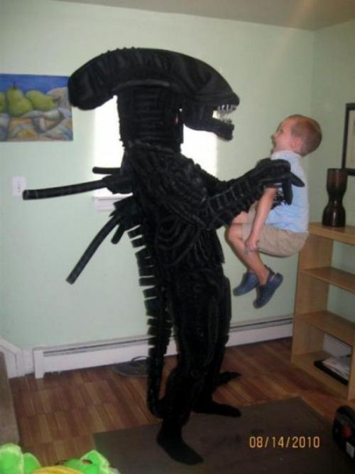 Dad Dresses as Alien Scares Kid
